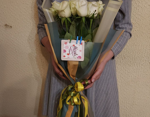 Սպիտակ վարդերով փունջ - մայրիկին