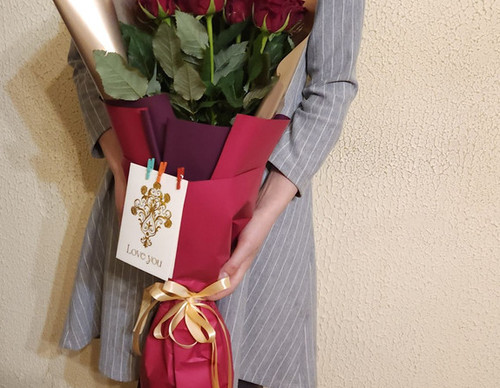 Կարմիր վարդերով փունջ - կնոջը